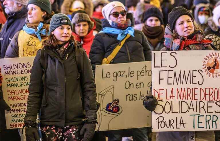 Nearly 300 people marching for the climate in Montreal