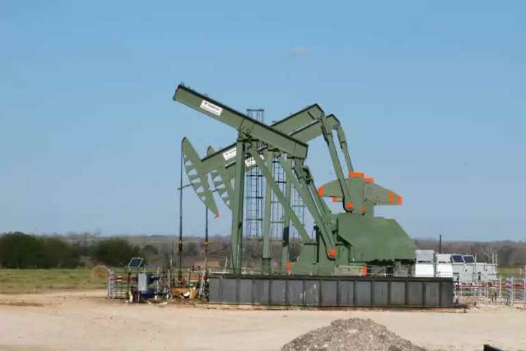 Oil rises despite swelling US weekly inventories