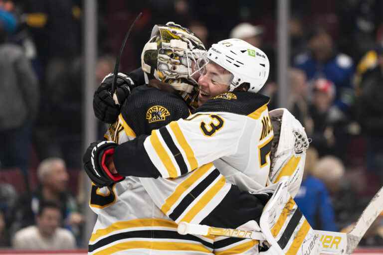 Saturday in the NHL |  Bruins goaltender scores in an empty net