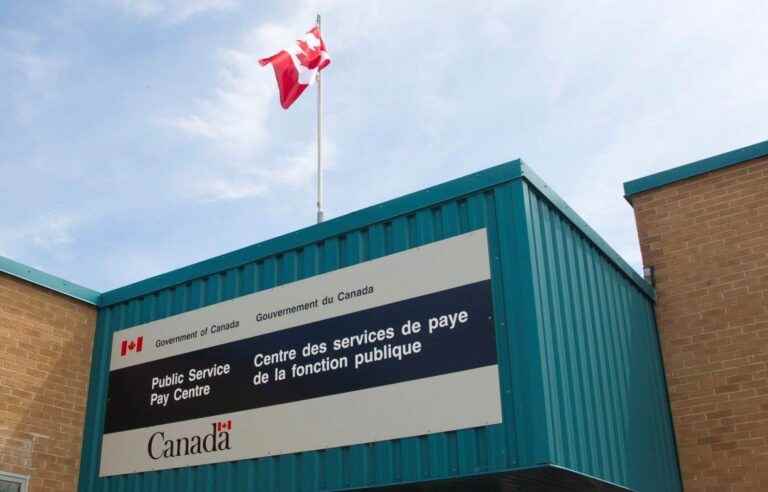 The Phoenix payroll system is 7 years old;  still 418,000 unresolved issues, says PSAC