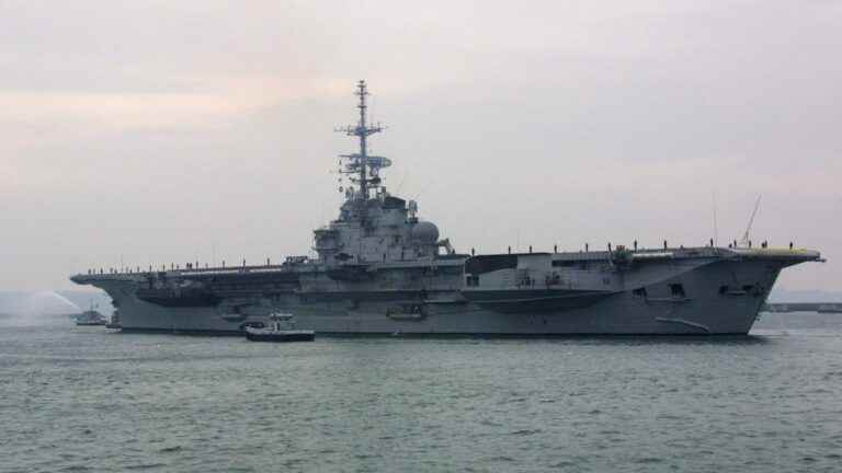 The former aircraft carrier “Foch”, contaminated with asbestos, was sunk in the Atlantic Ocean by the Brazilian Navy