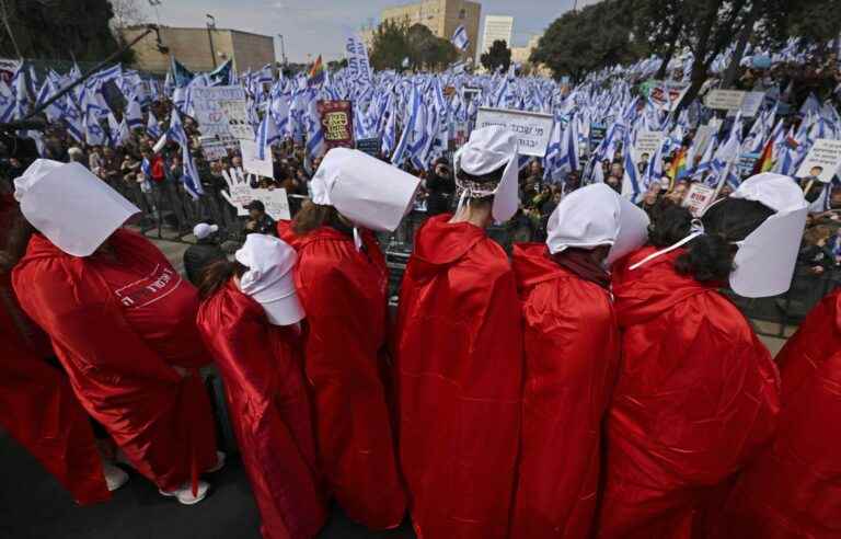 Thousands of Israelis boo the justice reform project in front of their Parliament