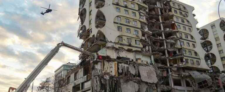 Turkey: buildings collapse after another aftershock of the earthquake