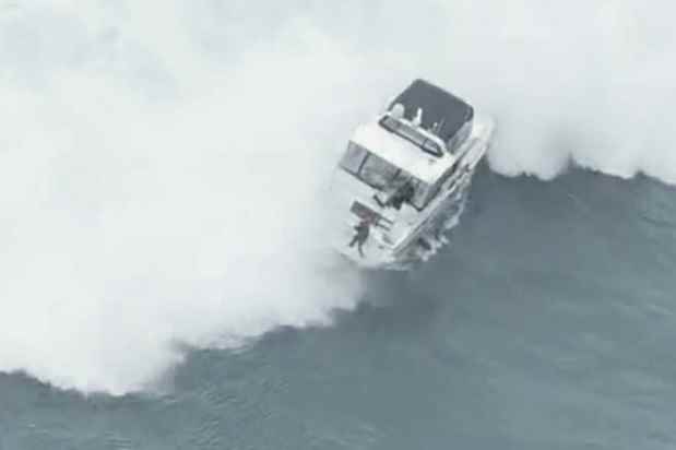 United States |  Fugitive crashes yacht and dances around Goonies house