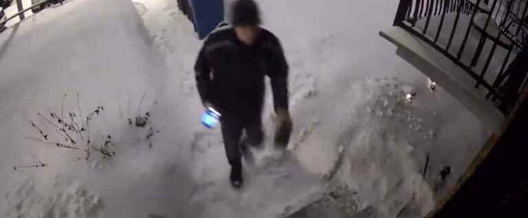 [VIDÉO] An Amazon delivery man destroys his package with a kick in Laval