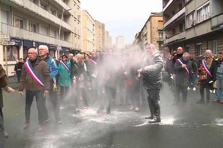 VIDEO.  MP Jean-Luc Warsmann floured during a demonstration to save the maternity hospital in Sedan