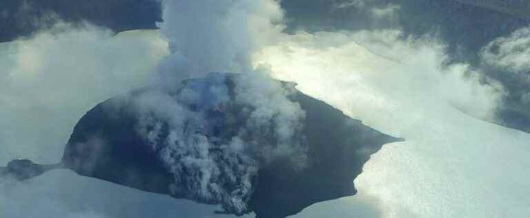 Vanuatu: an underwater volcano erupts