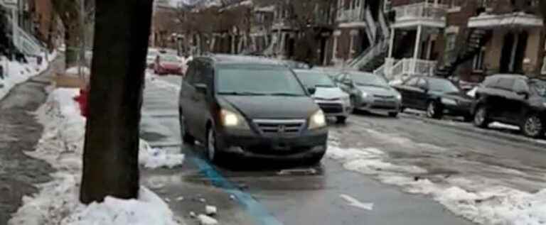 Villeray: a car takes the cycle path for a traffic lane