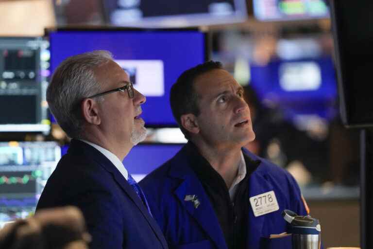 Wall Street in disarray, Facebook benefits technology