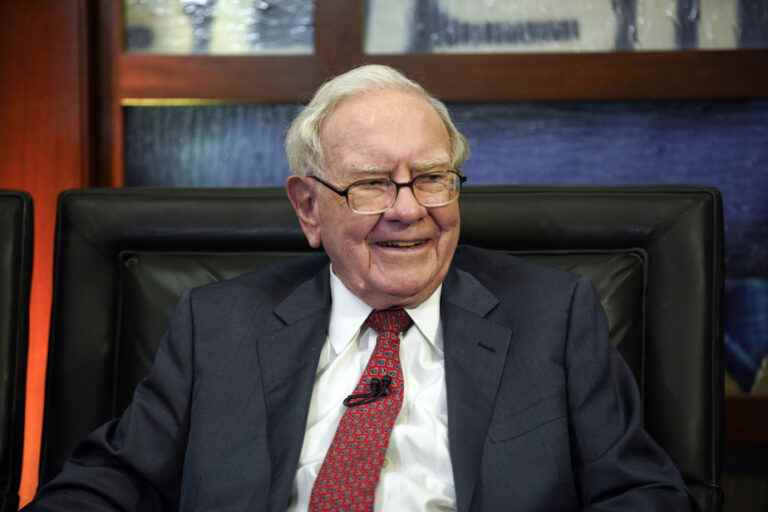 Warren Buffett touts the benefits of stock buybacks