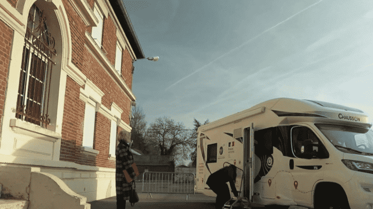 a motorhome travels through the villages of the Aisne