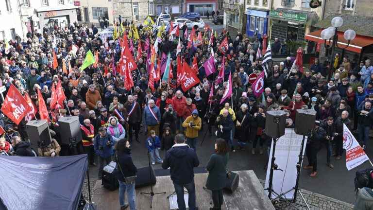 about 600 people gathered in Carhaix to support the journalists of “Poher”, victims of threats