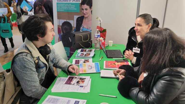 at the job fair in Paris, the rectorates continue to recruit contract teachers