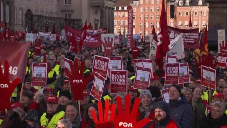 demonstration in the streets of Copenhagen against the abolition of a public holiday