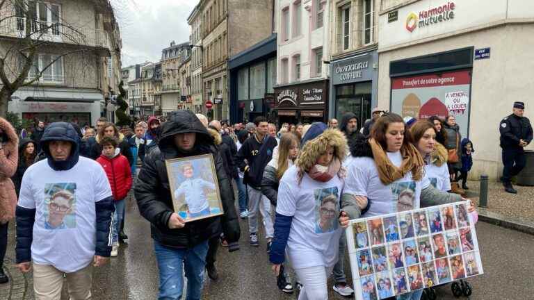 in Épinal, a white march to pay tribute to the teenager and encourage young people “to talk” about harassment