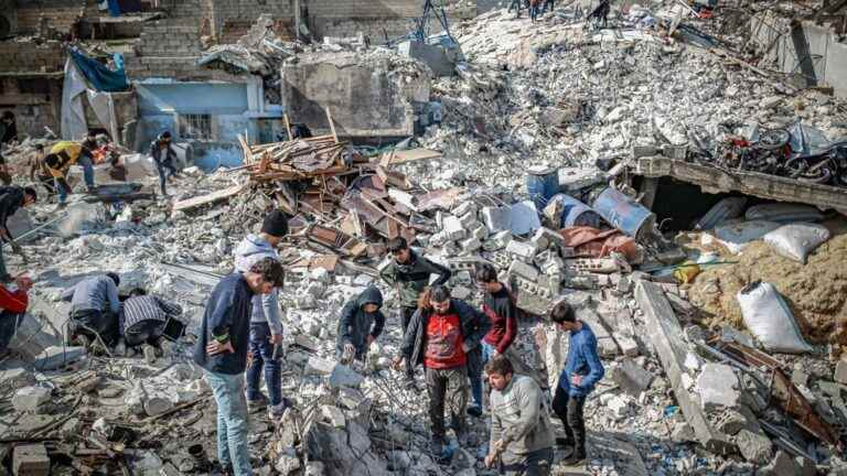 in Syria, the challenge of relief workers to deliver humanitarian aid to earthquake victims