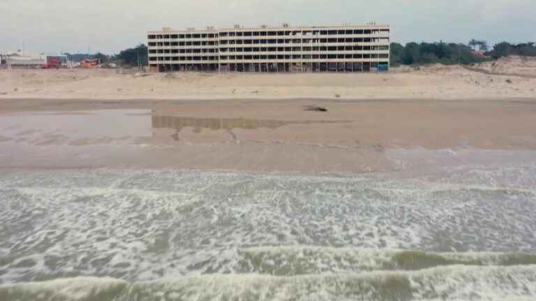 the beaches of Soulac-sur-Mer nibbled by the ocean