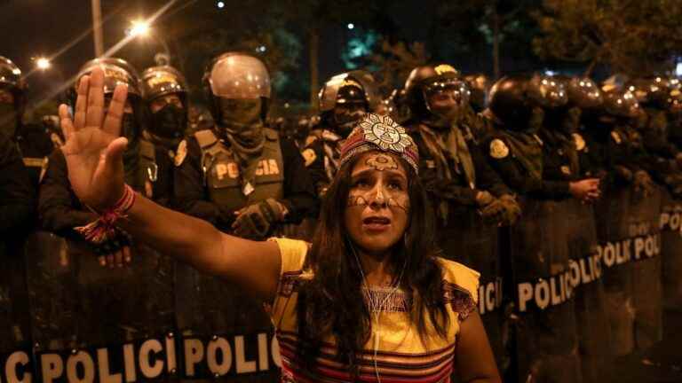 thousands of demonstrators in the streets of Lima to demand the resignation of the president