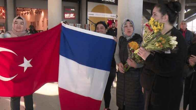 tribute to French rescuers returning to the Rhône