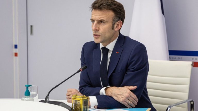 Emmanuel Macron will give his first interview after the adoption of the text on Wednesday, at 1 p.m., to France 2 and TF1