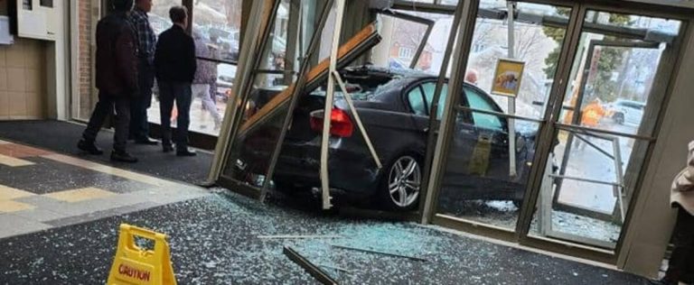 A car crashes into a shopping center in Saint-Eustache