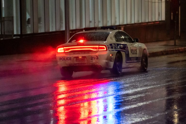 A residence riddled with bullets in Ville Mont-Royal