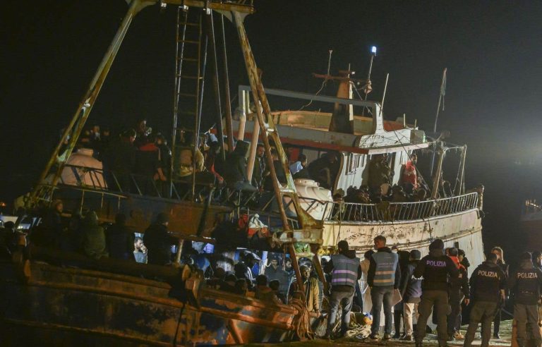 A thousand migrants rescued by the Italian coast guard