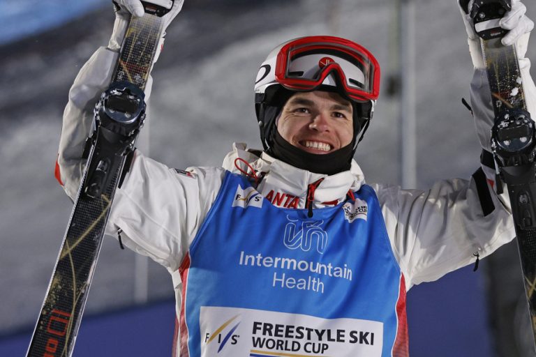 Almaty World Cup |  Mikaël Kingsbury flies over the competition