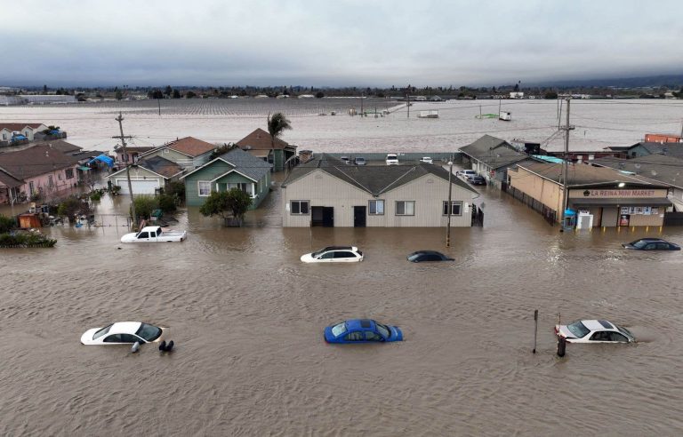 California floods kill two, evacuate thousands