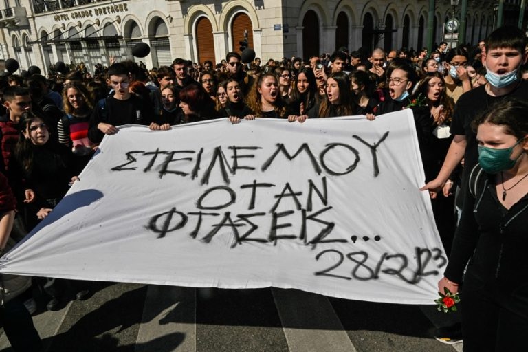 “Call me when you arrive” |  A maternal message that has become a slogan for angry Greeks