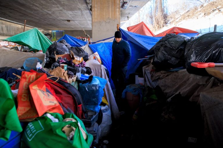 Camp under the Ville-Marie highway |  Quebec will find housing for the homeless