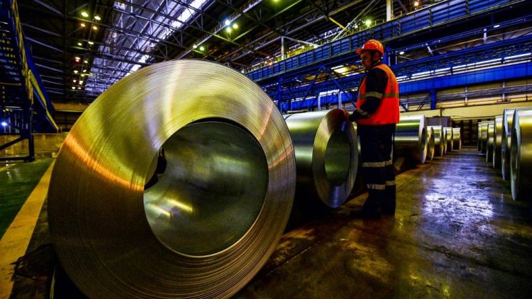 Canada bans imports of aluminum and steel from Russia