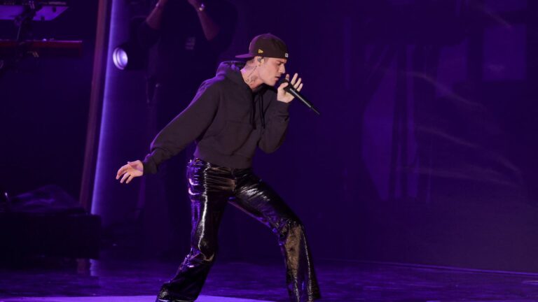 Canadian singer Justin Bieber cancels his tour, including his two Parisian dates