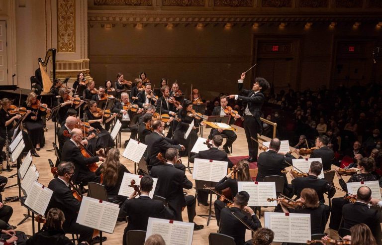 [Critique] A Mahler-OSM surge overwhelms Carnegie Hall