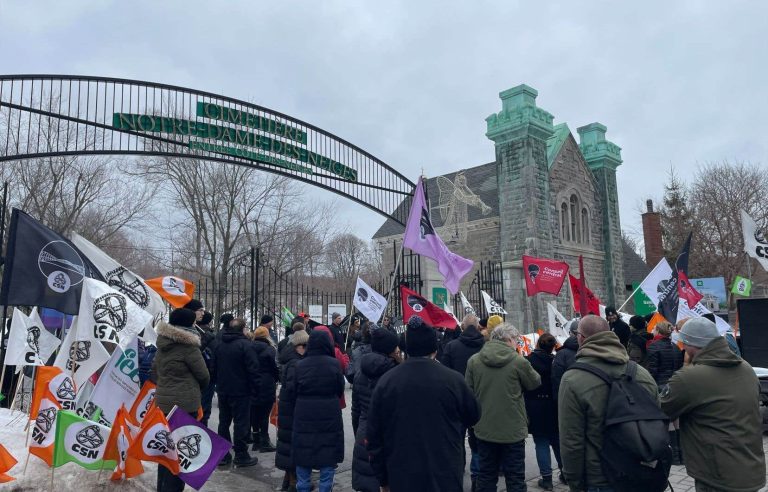 Demonstration to demand the reopening of the gates of the Notre-Dame-des-Neiges cemetery