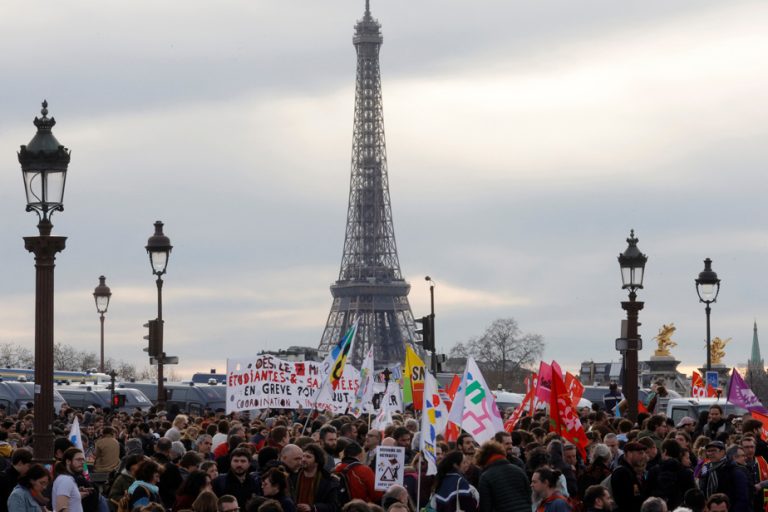 Demonstrations and strikes in France |  The Eiffel Tower and the Palace of Versailles still closed