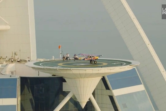 Dubai: spectacular landing of a plane on the helipad of a skyscraper