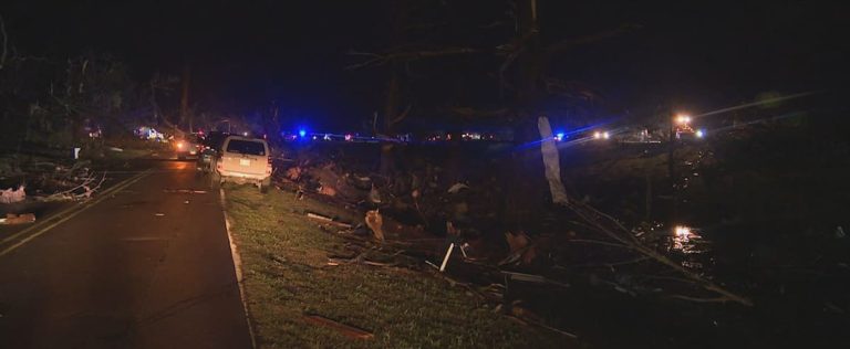 [EN IMAGES] Powerful tornado kills at least 21 in US