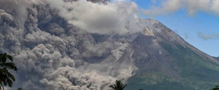 [EN IMAGES] Villages covered in ash after an eruption of the Merapi volcano in Indonesia