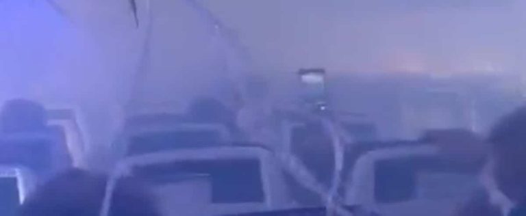 [EN VIDÉO] A wave of panic runs through the passengers of an emergency landing plane