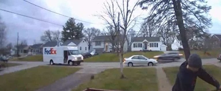 [EN VIDÉO] Kentucky: A huge tree falls on a delivery man