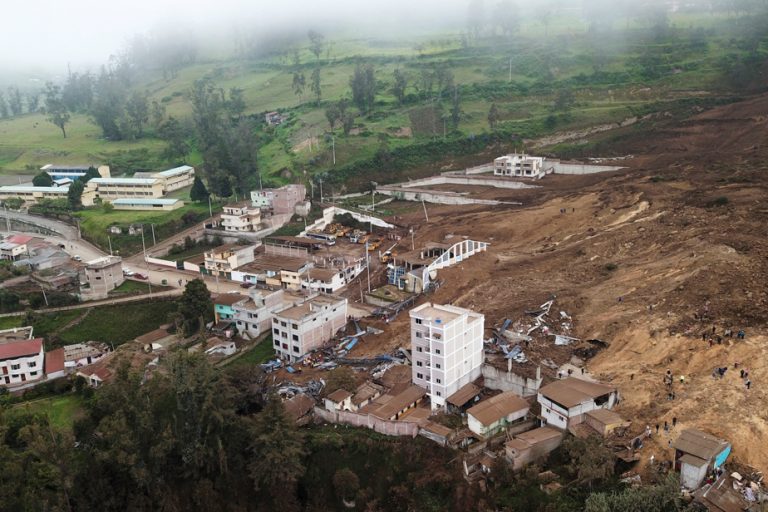 Ecuador |  Landslide leaves at least seven dead and 62 missing