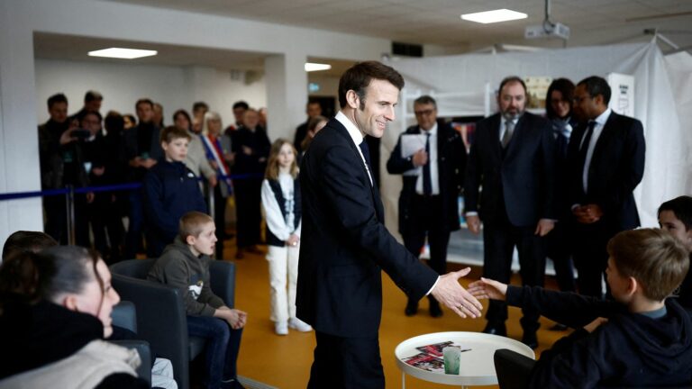 Emmanuel Macron announces the generalization of vaccination for student volunteers from the 5th class