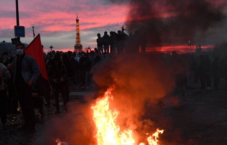 Emmanuel Macron chooses to forcibly pass the pension reform in France