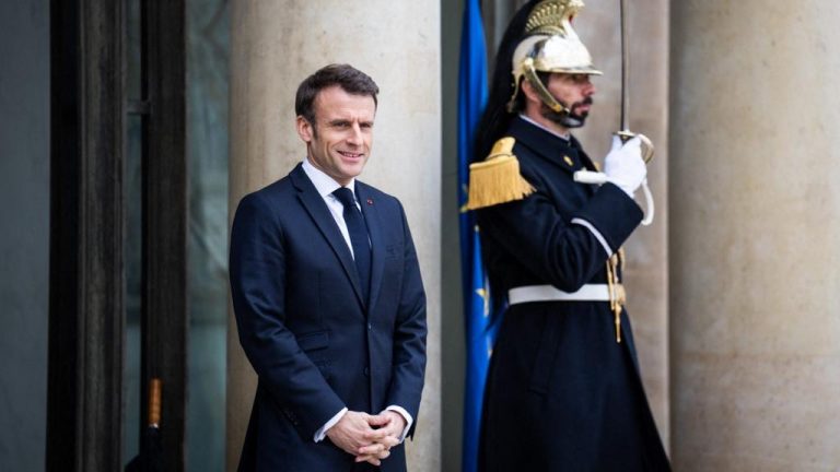 Emmanuel Macron will give his first interview after the adoption of the text on Wednesday, at 1 p.m., to France 2 and TF1