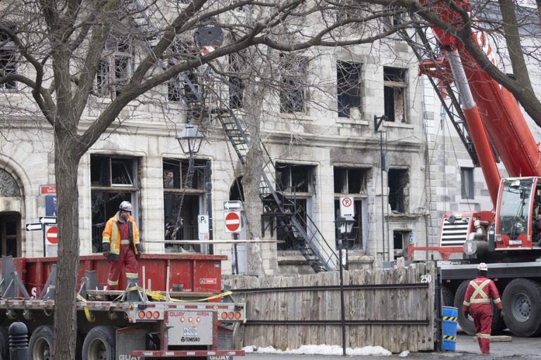 Fire in Old Montreal |  A second crane brought in as reinforcement