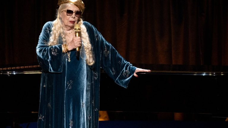 Folk icon Joni Mitchell honored in Washington for lifetime achievement