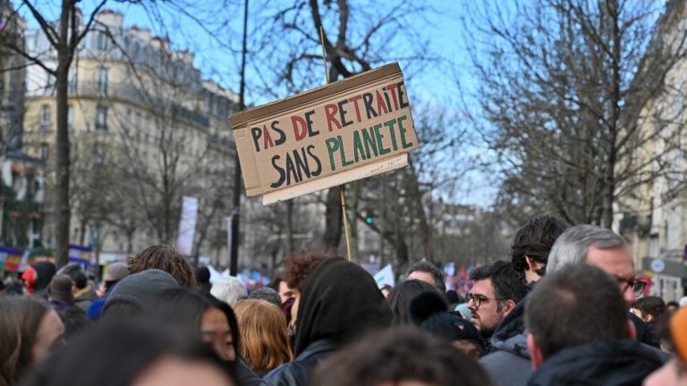 “For the climate, the urgency is above all to reduce our working time”, say environmental NGOs