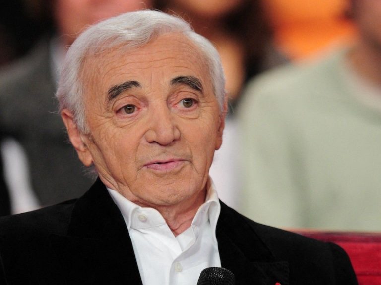 Garbage collectors’ strike: the bust of Charles Aznavour, in the sixth arrondissement of the capital, will soon be hidden under a mountain of garbage cans!