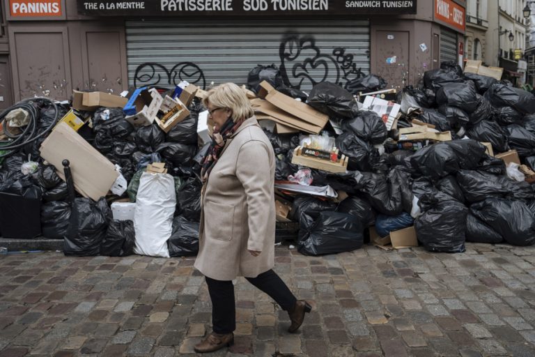 Garbage collectors’ strike: trash cans overflow in Paris